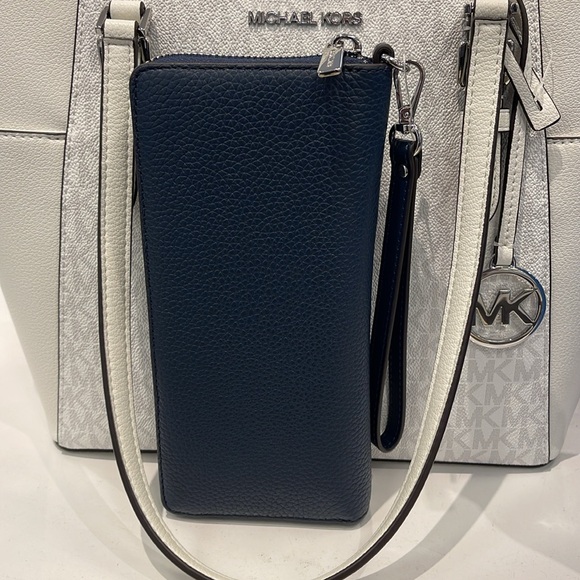 MICHAEL KORS LARGE TRAVEL CONTINENTAL WRISTLET WALLET NAVY BLUE COLOR
NWT - Picture 16 of 16